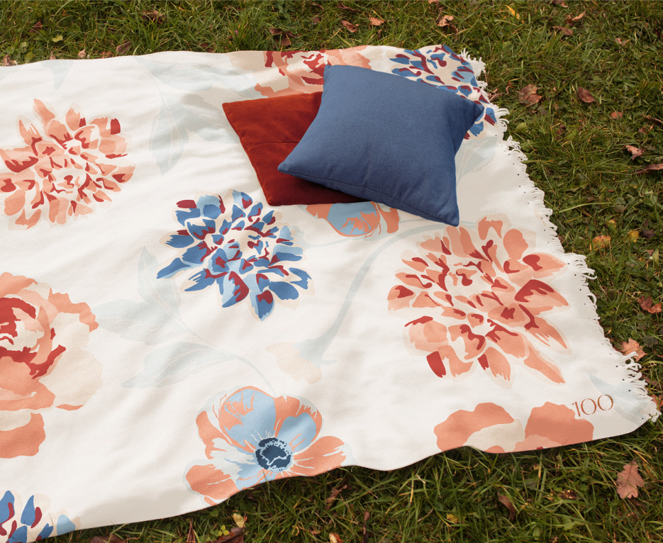 belepok_onehundret_lifestyle_redflowers_blanket_img01_1x belepok_onehundret_lifestyle_redflowers_blanket_img01_1x